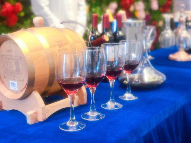 公司百酈灣項目舉行紅酒品鑒回饋客戶活動