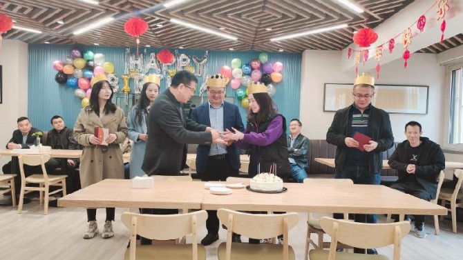 時(shí)光雖忙碌，我們一起成長(zhǎng)