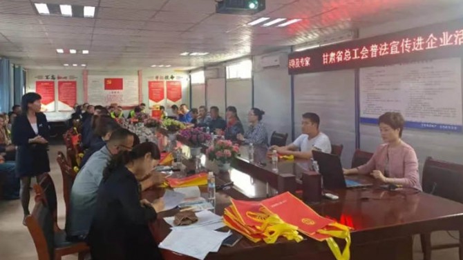 普法宣傳進項目，攜手共建文明工地