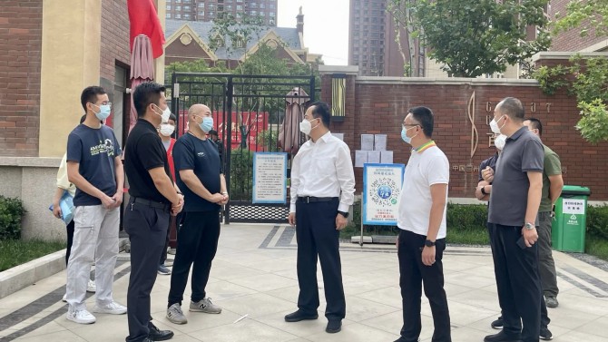 成少平調(diào)研百酈灣疫情防控工作 看望慰問(wèn)物業(yè)一線(xiàn)工作人員